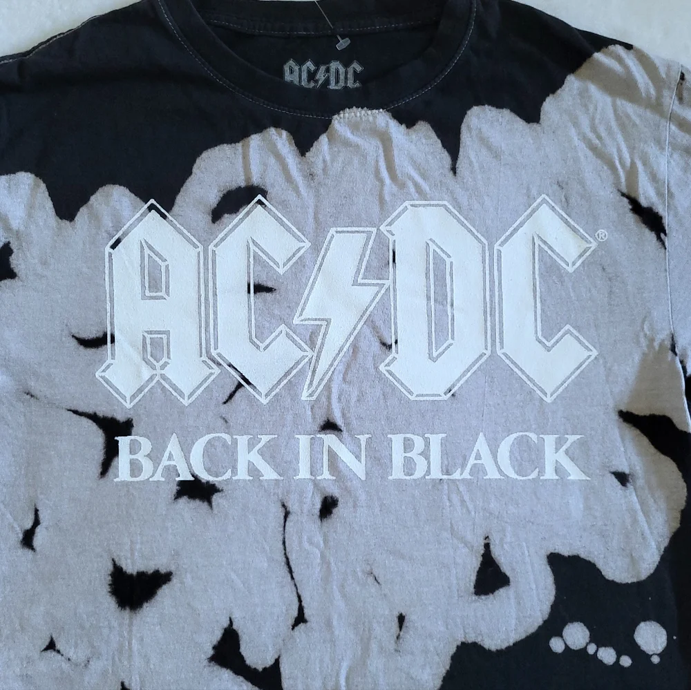 AC⚡DC Bleached "Back in Black"🖤 Graphic Tee👕 - NWOT - Picture 3 of 12